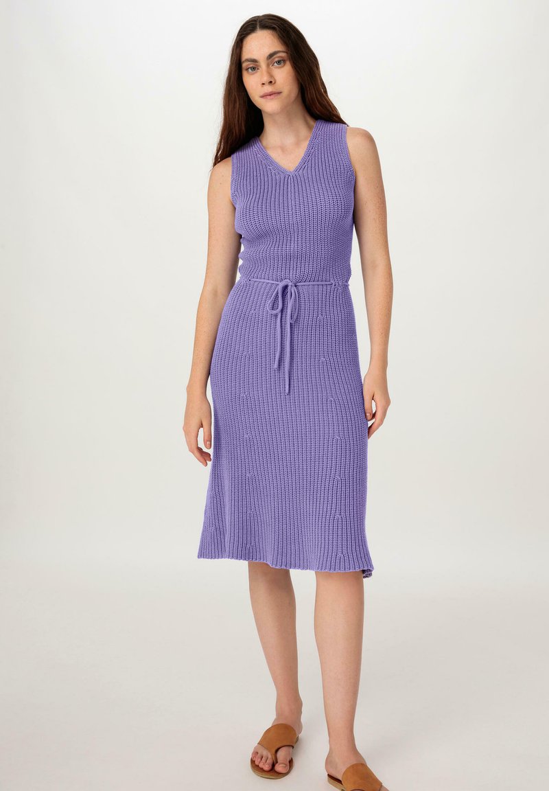 Lila Strickkleid mit ärmellosem Design, V-Ausschnitt und verstellbarem Bindegurt in der Taille. Es hat ein strukturiertes Muster und einen ausgestellten Saum.