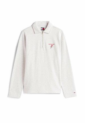 Helles graues langärmliges Poloshirt mit einem halben Reißverschluss am Kragen, das roten gestickten Text und ein Rosendesign auf der linken Brust zeigt. Aus Baumwollmaterial.