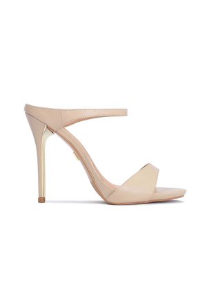 Sandale beige à talon haut fin avec talon aiguille, bout ouvert et une seule bride sur le devant et autour de la cheville.