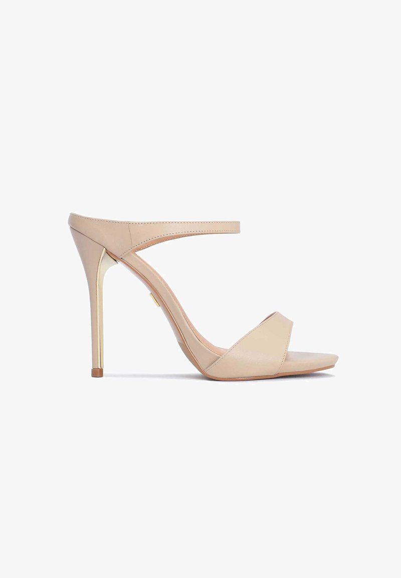 Sandale beige à talon haut fin avec talon aiguille, bout ouvert et une seule bride sur le devant et autour de la cheville.