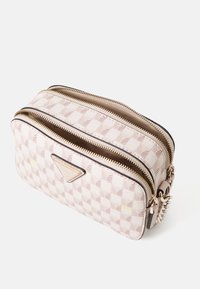 Borsa zip a scacchi in crema e rosa con accento a logo triangolare, caratterizzata da una superficie liscia e due scomparti. Dettagli in oro.