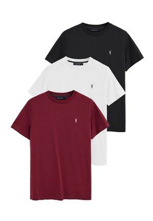 Tre t-shirt girocollo semplici in nero, bianco e bordeaux, ognuna con un piccolo logo ricamato di un giocatore di polo sul petto.
