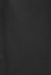 Fekete szövet, melynek textúrája van és sűrű szövésű. Az anyag tartósnak tűnik, és különféle alkalmazásokhoz alkalmas.