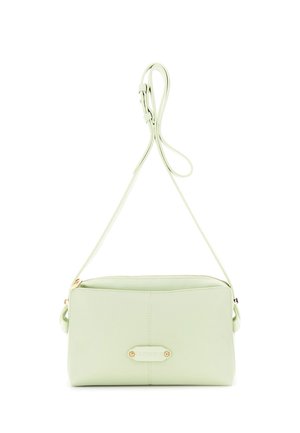 Sac bandoulière rectangulaire vert clair avec bandoulière réglable et petite plaque logo dorée au centre avant.