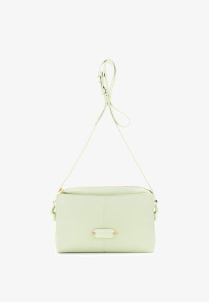 Jasnozielona prostokątna torebka na ramię z regulowanym paskiem i małą złotą plakietką z logo na środku przedniej części.