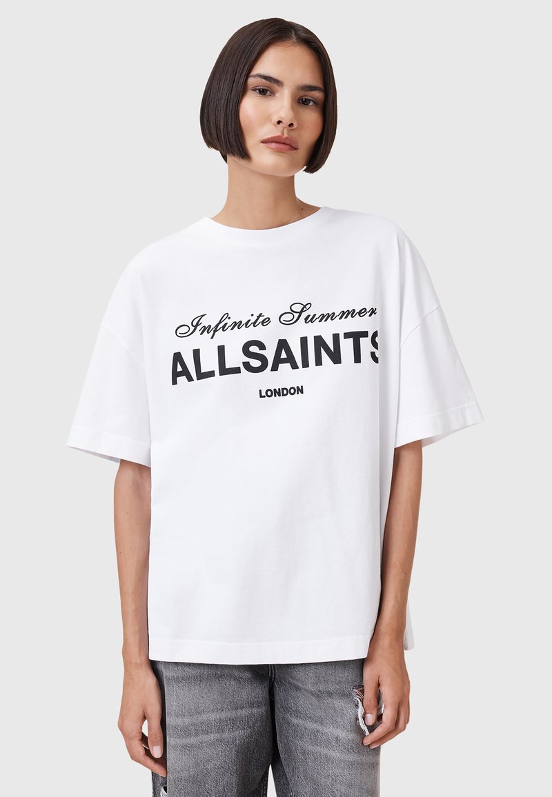 Witte katoenen t-shirt met korte mouwen en een losse pasvorm, met zwarte tekst "Infinite Summer ALLSAINTS LONDON" aan de voorkant.