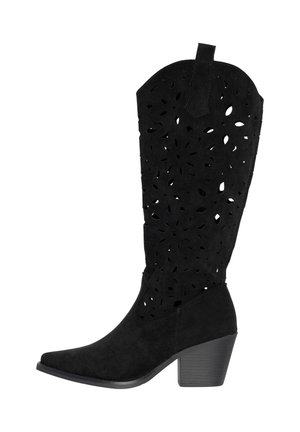 Stivale nero in camoscio a altezza polpaccio con tacco a blocco e motivi floreali traforati sulla parte superiore, punta appuntita e linguetta per facilitare la calzata in cima.