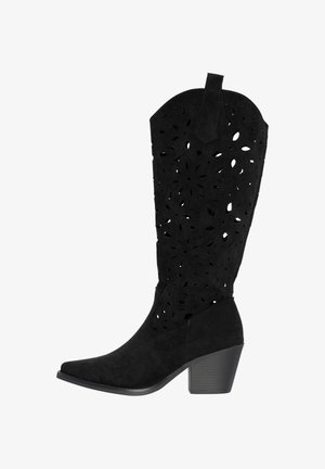 Stivale nero in camoscio a altezza polpaccio con tacco a blocco e motivi floreali traforati sulla parte superiore, punta appuntita e linguetta per facilitare la calzata in cima.