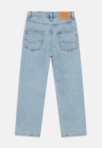 Φωτεινά γαλάζια τζιν με ίσια κοπή, που διαθέτουν δύο πίσω τσέπες, αντιθετική ραφή και ένα ταμπελάκι από δέρμα ταμπά στη μέση.