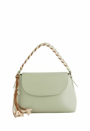 Bolso de mano verde claro con asa trenzada en beige y marrón, cierre de solapa y borla marrón con pequeños detalles de flores beige.