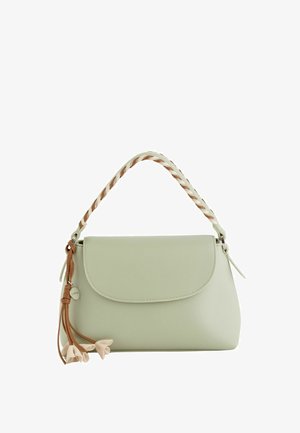 Bolso de mano verde claro con asa trenzada en beige y marrón, cierre de solapa y borla marrón con pequeños detalles de flores beige.