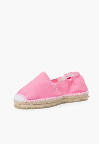Espadrilla in tela rosa con suola in corda di juta, caratterizzata da una cucitura bianca e un design arricciato sul retro per una vestibilità aderente.