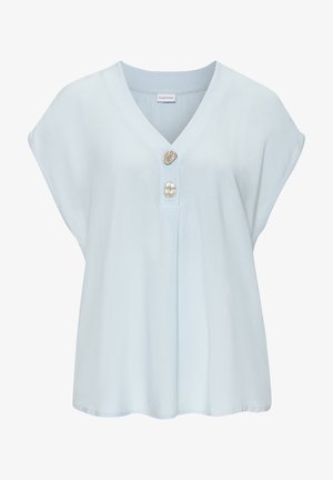 Svijetloplavi gornji dio s V izrezom, kratkim rukavima i tri dekorativna dugmeta na dugmadi, izrađen od glatkog, lakog materijala.