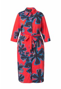 Rød skjortekjole med et blomsterprint i sort og blå, med krave, knapper foran og et bindebånd i taljen, lavet af letvægtsstof.