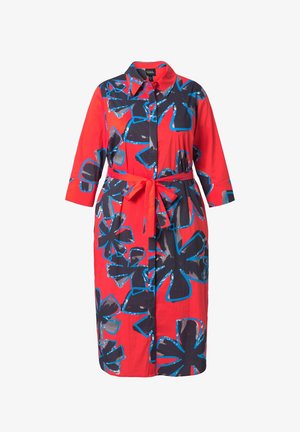 Czerwona sukienka koszulowa w kwiatowy wzór w czerni i niebieskim, z kołnierzykiem, zapinana na guziki z przodu, związywana w talii, wykonana z lekkiej tkaniny.