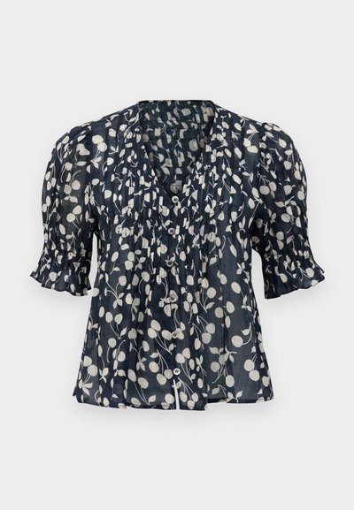 Dunkelblaue Bluse mit weißem Blumenmuster, Knopfleiste, kurzen Puffärmeln und plissierten Details entlang des Oberteils. Leichter Stoff.