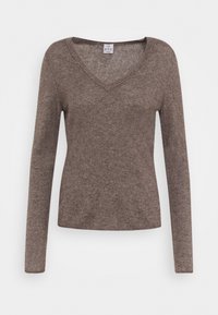 Pull marron à manches longues avec col en V, fabriqué dans un matériau doux, présentant une texture légère et lisse. Design simple, sans motifs.