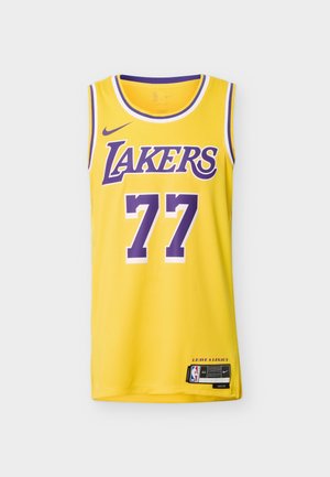Gult Los Angeles Lakers basketballtrøje med lilla nummer 77, Nike-logo og NBA-mærke på en ensfarvet hvid baggrund.