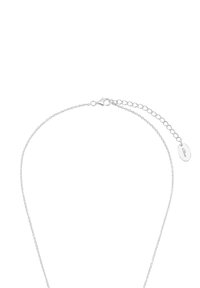 Una collana in argento presenta un design delicato e sottile, con una chiusura a gancio e una catena regolabile. Include un'etichetta ovale incisa.