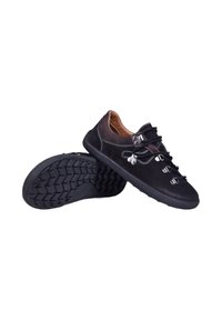 Chaussures décontractées noires avec semelles épaisses en caoutchouc, œillets métalliques et intérieur en cuir marron, vues de côté et de la semelle sur fond blanc.
