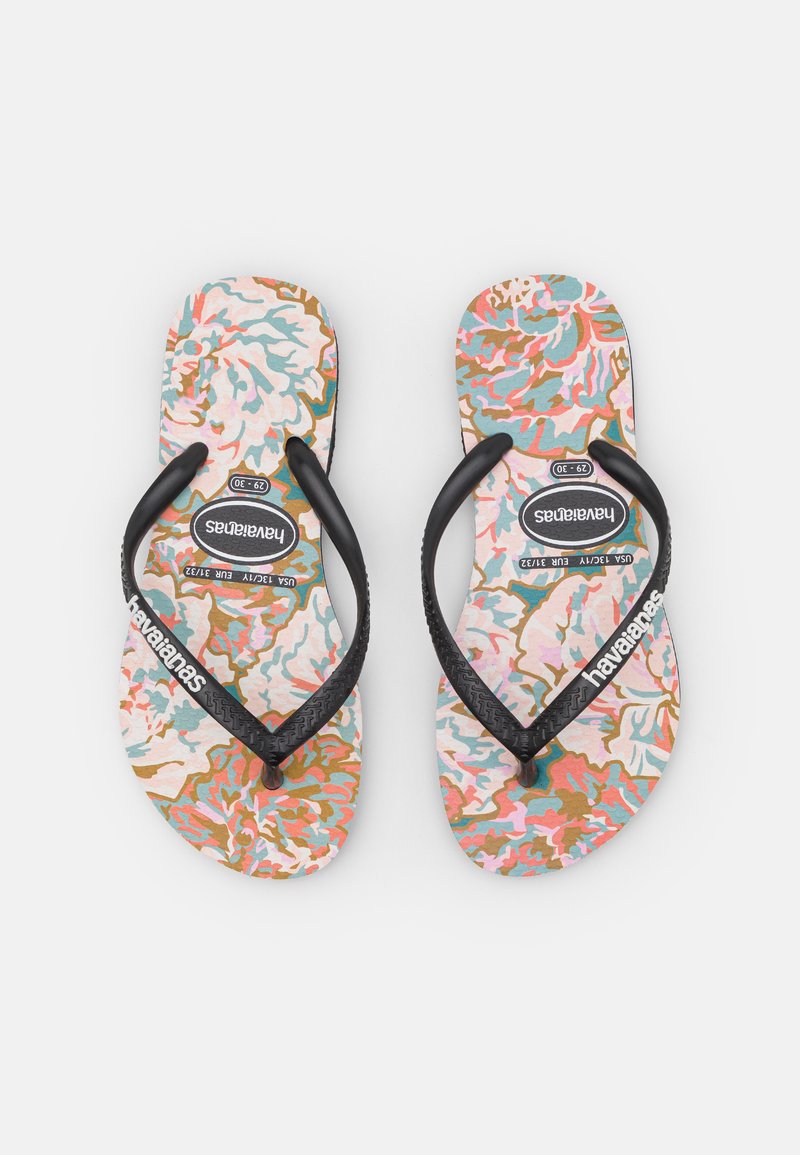 Chinelas com um padrão floral multicolorido na palmilha e tiras de borracha pretas. Sola texturizada para aderência.