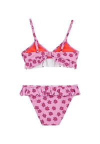 Roza kopalna obleka, ki vključuje ruffles bodice z cvetličnim vzorcem, nastavljive naramnice in ujemajočo se spodnjo obleko s ruffled trimom in roza cvetovi.