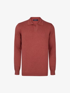 Pull polo rouge à manches longues en tissu tricoté, avec un col plat, une patte en V et des poignets et un ourlet côtelés.