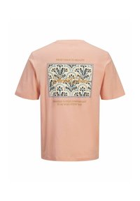 T-shirt pêche clair à manches courtes avec motif floral et texte « Jack & Jones » à l'intérieur d'un carré avec des phrases au-dessus et en dessous dans le dos.
