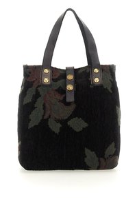 Borsa a spalla realizzata in tessuto nero texturizzato con motivo floreale in tonalità di verde e bordeaux. Presenta manici in pelle e accessori in tonalità dorata.