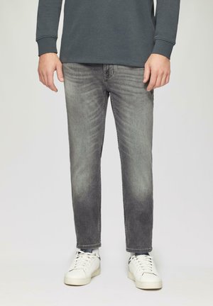 - Jeansy Slim Fit