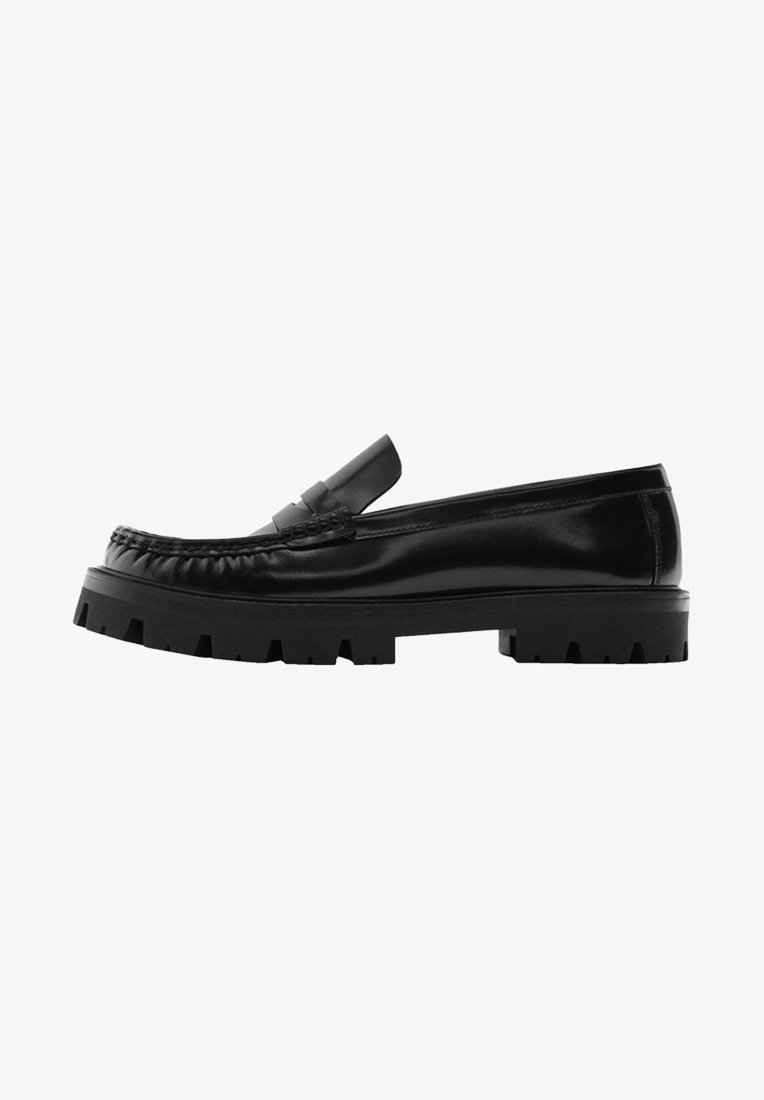 Mocassin en cuir noir avec semelle épaisse et côtelée et un détail de bride penny, présenté en profil latéral sur fond blanc.