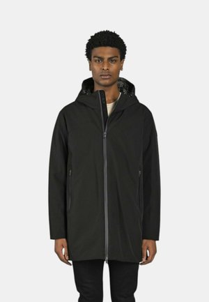Giacca nera impermeabile con cappuccio, chiusura zip frontale e tasche laterali, con una sottile fodera interna a motivo e una vestibilità comoda.