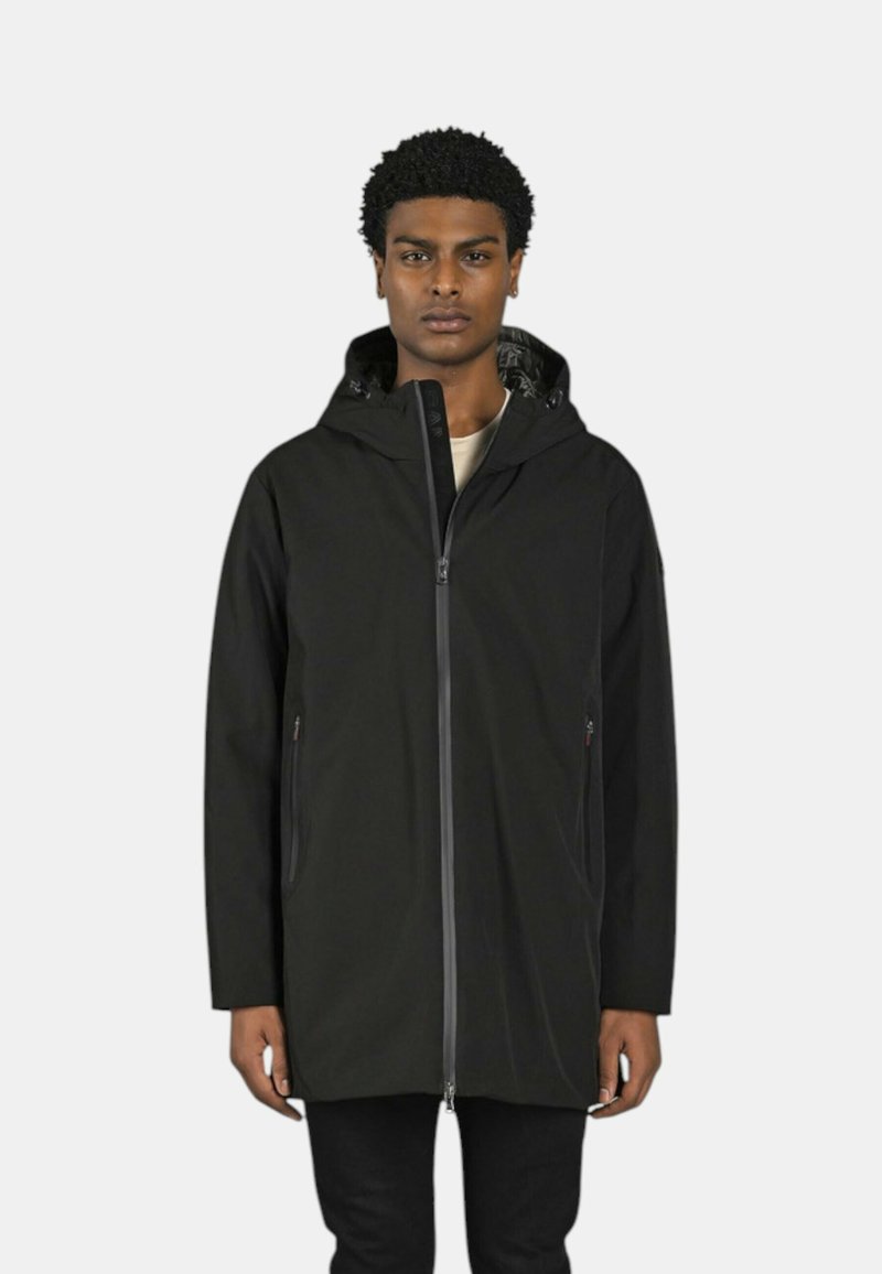 Giacca nera impermeabile con cappuccio, chiusura zip frontale e tasche laterali, con una sottile fodera interna a motivo e una vestibilità comoda.