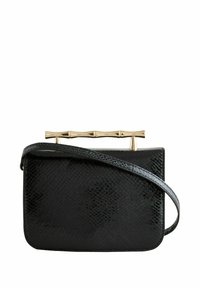 Černá kožená kabelka s texturou a obdélníkovým tvarem, vybavená zlatým rukojetím ve stylu bambusu a nastavitelným ramenním popruhem.