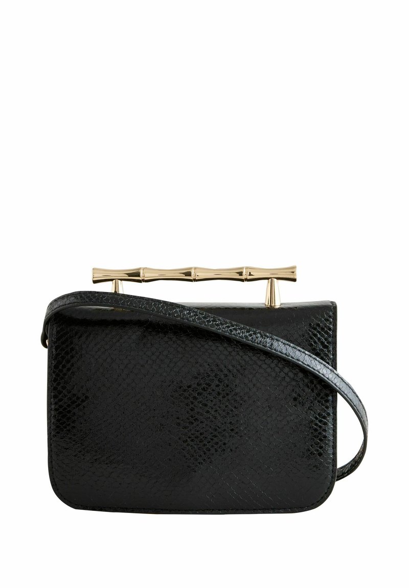 Sort tekstureret læderhåndtaske med en rektangulær form, udstyret med et håndtag i guld bambusstil og en justerbar skulderrem.
