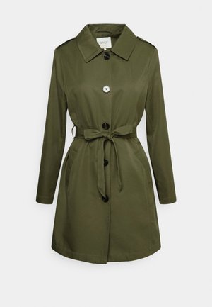 Olivengrøn knælang trenchcoat med lange ærmer, knaplukning foran, bindebånd i taljen og notch-krave.