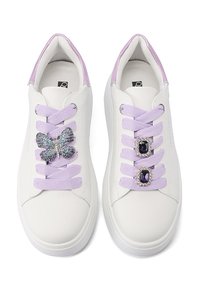 Sneakers bianchi con accenti lilla, caratterizzati da una farfalla glitterata e hardware gioiello sui lacci. Materiale morbido, punta arrotondata, suola piatta.