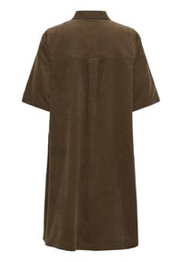 Brązowa sukienka z krótkim rękawem z kordurowego materiału, z kołnierzem i detalem w postaci fałdy na plecach, długość do kolan, prezentowana na białym tle.