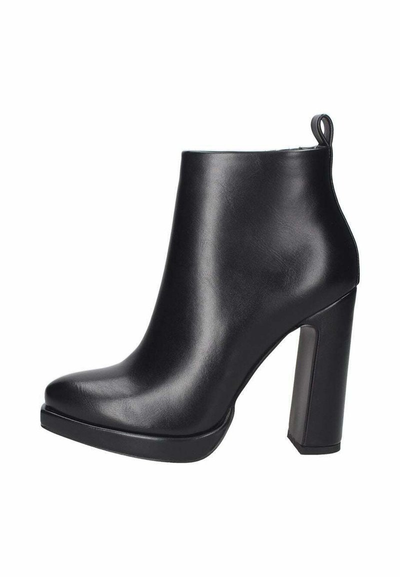 Stivale corto in pelle nera con un tacco alto e spesso, punta arrotondata e una texture liscia. Presenta una linguetta sul retro per una vestibilità facile.