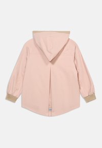 Φωτεινό ροζ μπουφάν με κουκούλα, μπεζ ριμπ μανσέτες και γιακά, μακριά μανίκια και κεντρική πτυχώση στην πλάτη.