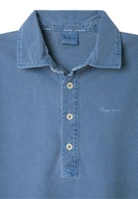Polo shirt azzurro chiaro con colletto, realizzato in tessuto testurizzato, con una pattina a cinque bottoni e un discreto logo "Pepe Jeans" ricamato sul petto.