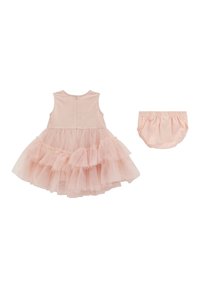 Vaaleanpunainen hihaton mekko, jonka alaosassa on kerroksittain tüllikukkasia ja takana vetoketju, yhdistettynä samaan sävyyn sopiviin lyhyisiin housuihin, jotka ovat sileää kangasta.