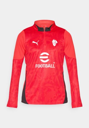 Rød fodboldtræningsjakke med lange ærmer, halv lynlås, sorte accenter, struktureret mønster, hvid branding og logo på brystet.