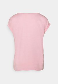 T-shirt rose à manches courtes avec une coupe décontractée, une texture douce et un col rond, présentant une surface lisse sans motifs visibles.