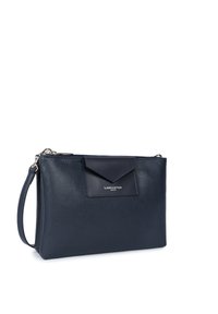 Borsa a tracolla in pelle blu navy con finitura testurizzata, tasca a pattina, accessori in argento e tracolla removibile. Presenta il logo Lancaster Paris sulla parte anteriore.