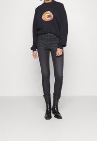 Wrangler Vaqueros pitillo - black denim