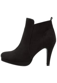 Černé semišové kotníkové boty s vysokým podpatkem a zakřiveným siluetem. Mají uzavřenou špičku a malou poutko na zadní straně.