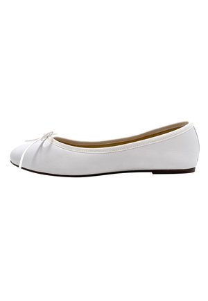 Ballet flat bianca con punta tondeggiante, materiale in pelle liscia, piccolo dettaglio a fiocco nella parte anteriore e suola in gomma a profilo basso.