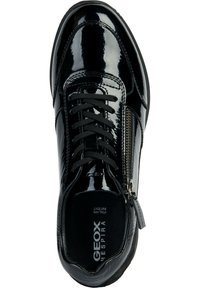 Baskets en cuir verni noir avec fermeture à lacets, zip sur le côté et semelle texturée. Comporte un logo en relief et une finition lisse et brillante.