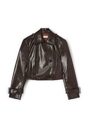 Giacca corta in finta pelle marrone scuro con bottoni doppiopetto, ampio colletto, spalline e cinturini con fibbia sulle maniche.